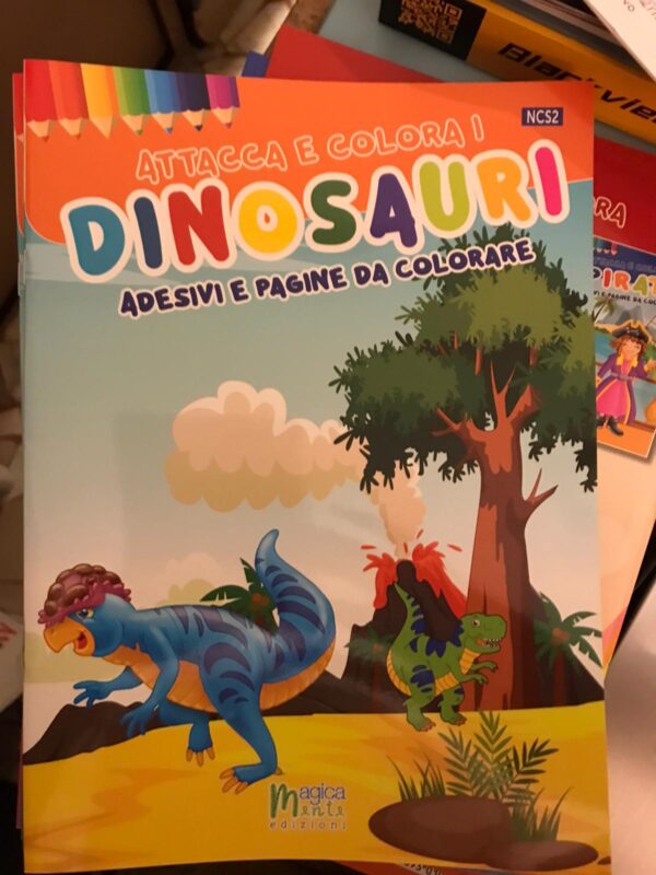 Dinosauri attacca e colora